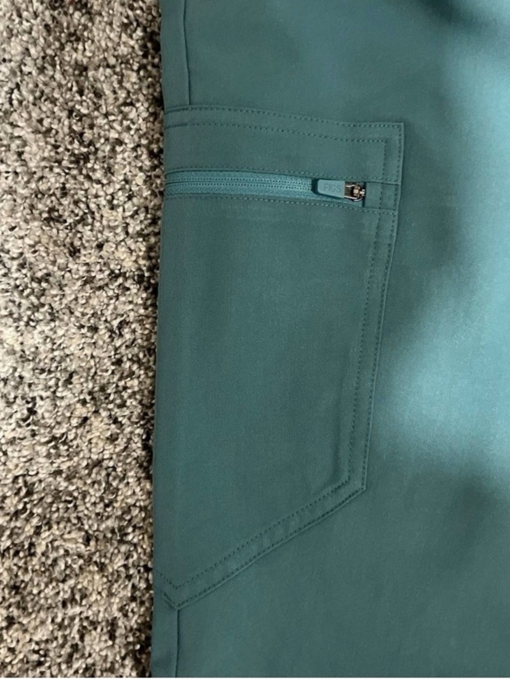 FIGS TWO-SET JOGGER SCRUB PANTS AND CATARINA ONE-POCKET TOP  – PANTS SIZE 4XLP - Picture 3 of 8